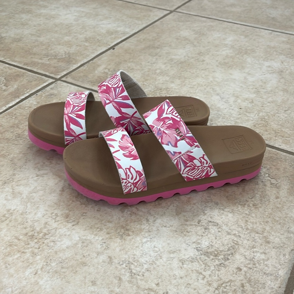 Girls size 3 Reefs